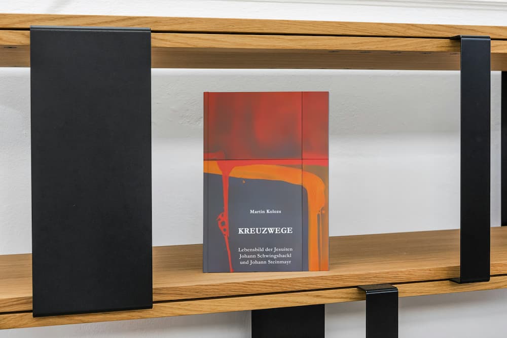 Buch „Kreuzwege“ / Kyrene-Verlag/Canva Buch „Kreuzwege“