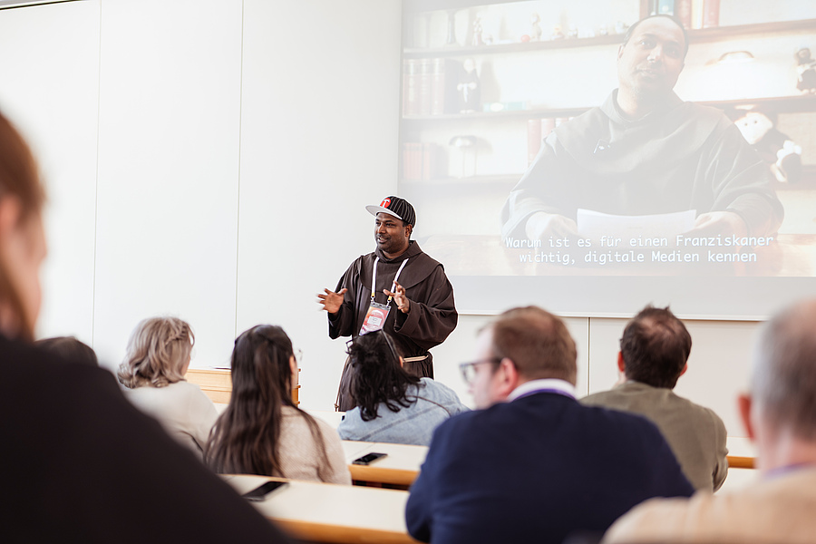 P. Manuel Sandesh ist seit vielen Jahren im digitalen Raum präsent. / Bengt Beier P. Manuel Sandesh ist seit vielen Jahren im digitalen Raum präsent.