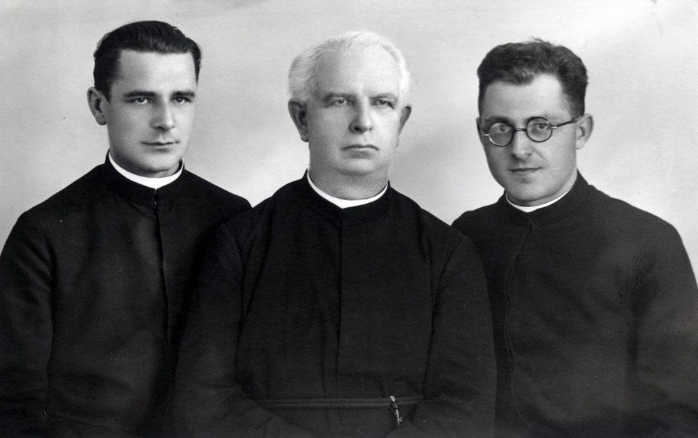 Waldemar Posch SDS (links) und Bruno List (rechts) mit ihrem Rektor Pater Eliseus Galbelseder SDS / Provinzarchiv der Salvatorianer Wien P. Waldemar Posch und P. Bruno List als Neupriester, 1938