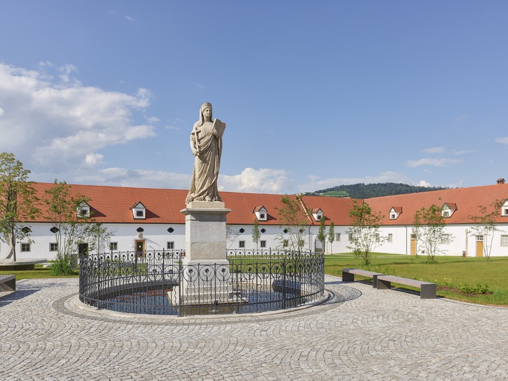 Abb. 2: „Religions-Raum“ mit Religio Statue von Franz Schneider / © Kurt Hörbst Abb. 2: „Religions-Raum“ mit Religio Statue von Franz Schneider