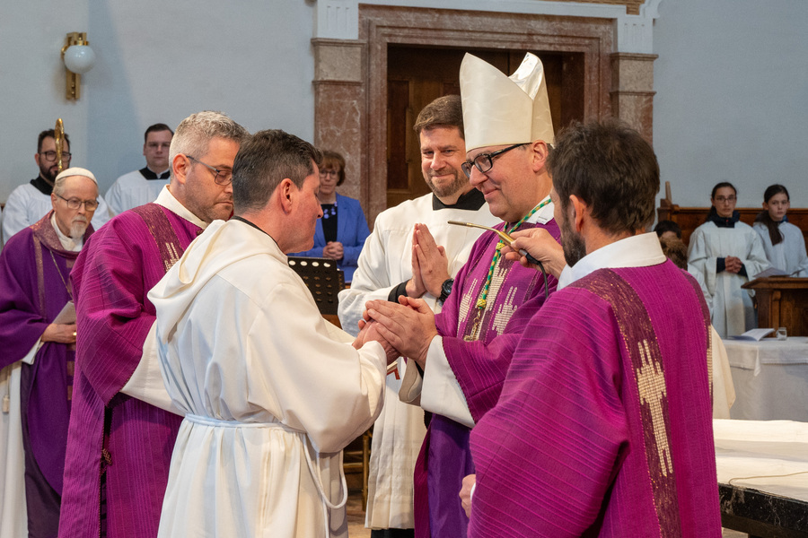 Der Innsbrucker Bischof Hermann Glettler weihte P. Lukas Agerer zum Diakon.
