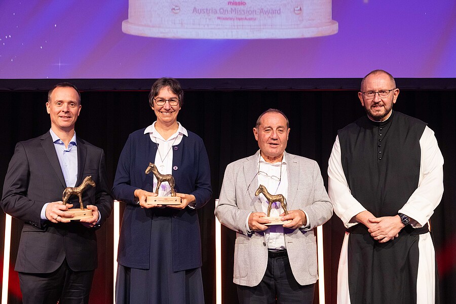 Die EMIL-Preisträger:innen 2025: Michael Cech, Sr. Johanna Denifl und Johann Rauscher mit Gastgeber P. Karl Wallner (v.l.).
