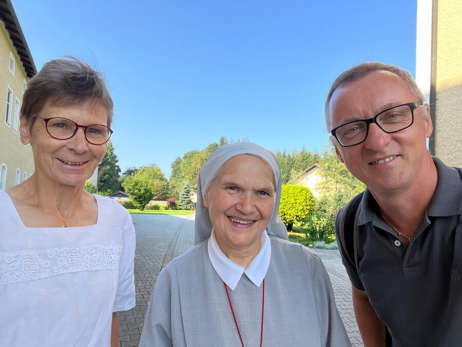 Bei der Klösterreise nach Salzburg durfte auch ein Besuch bei den Missionsschwestern vom hl. Petrus Claver in Maria Sorg und Oberin Sr. Ursula Lorek (Mitte) nicht fehlen.