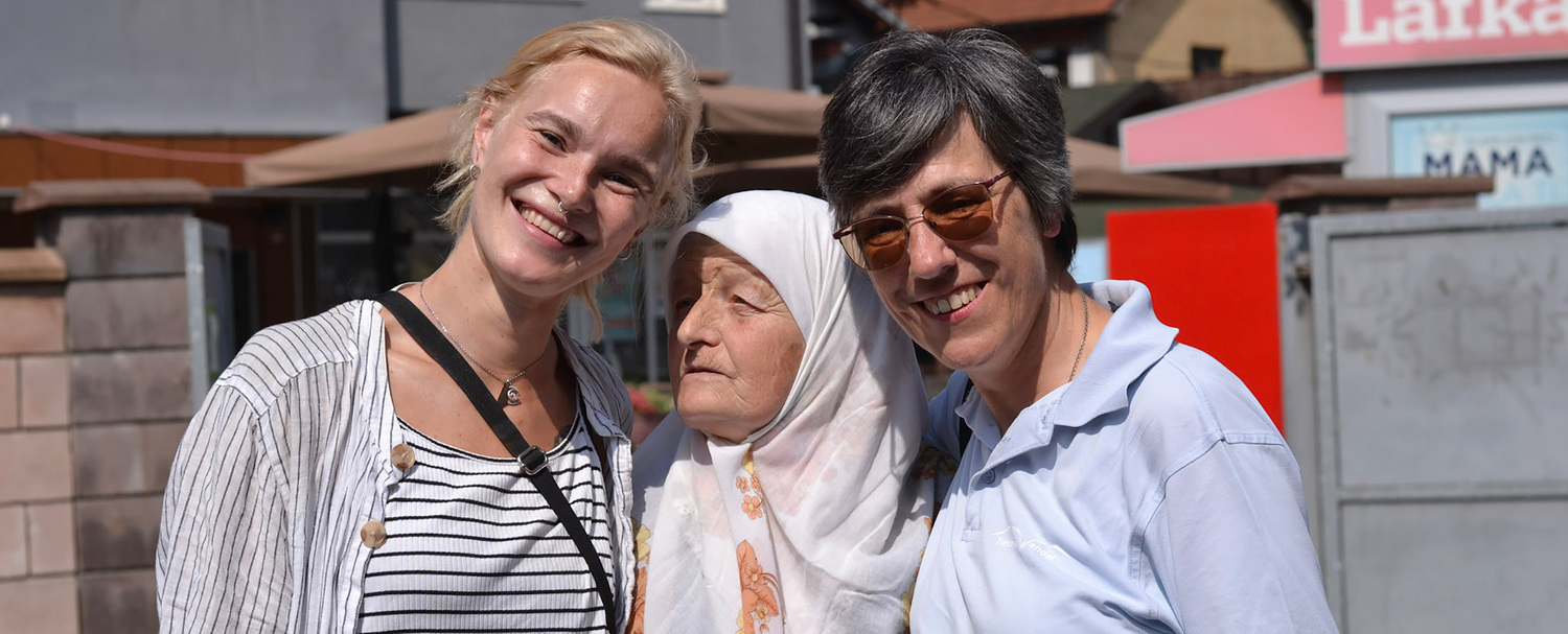 Sr. Elisabeth Salfinger (rechts) von den Steyler Missionsschwestern auf der SOS-Balkanroute.