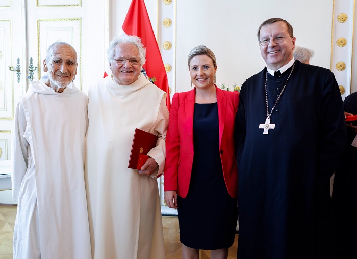 Ehrenzeichenverleihung / BKA/Andy Wenzel, Andy Wenzel Am 4. Juli 2023 ?berreichte Bundesministerin Susanne Raab (m.r.) Goldene Ehrenzeichen und ein Goldenes Verdienstzeichen.