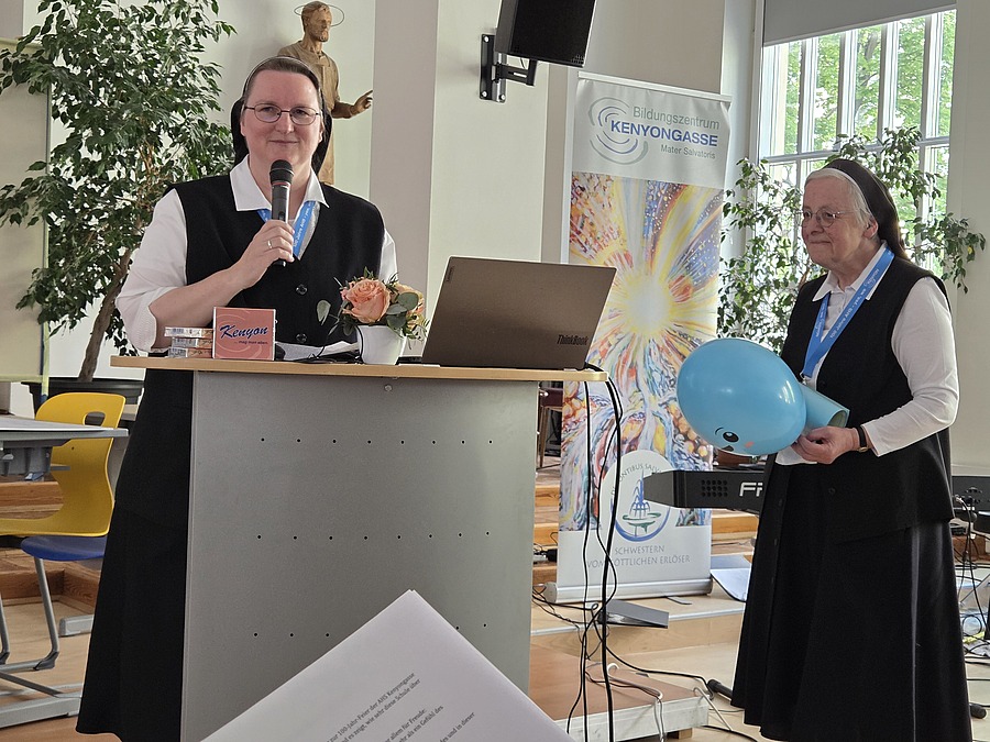 Die Provinzoberin der Schwestern vom Göttlichen Erlöser, Sr. Barbara Geißinger, kündigte den neuen Mutter-Alfons-Maria-Preis an.