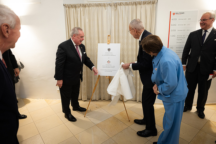 Das gemeinsame Engagement für die Unterstützung der schwächsten Menschen wurde mit einer Gedenktafel im Malteser Ordenshaus bekräftigt, die von Großmeister und Präsident enthüllt wurde.