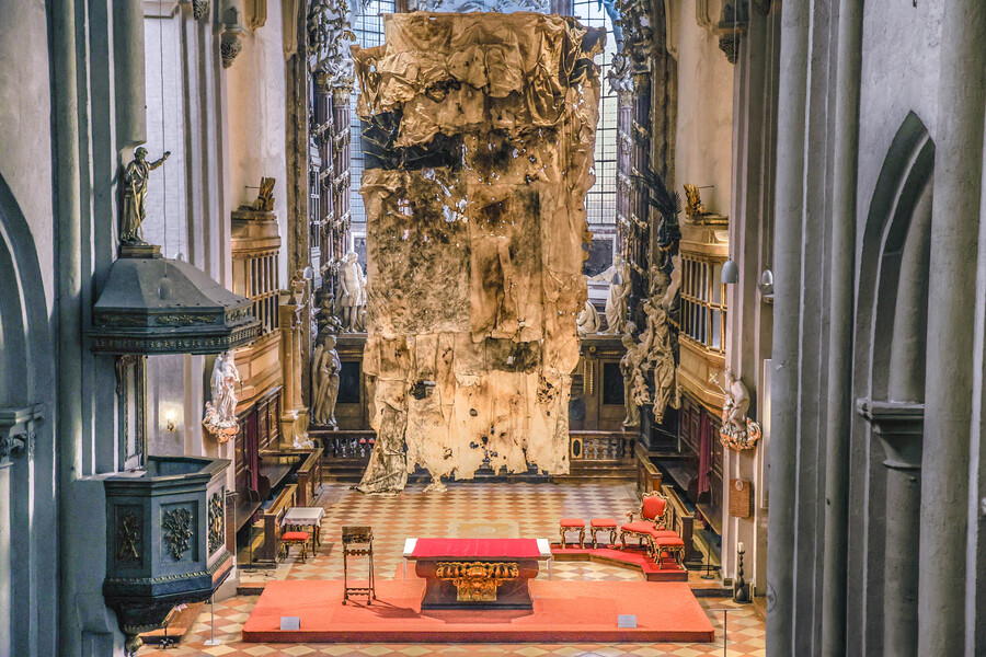 Das Fastentuch für die Michaelerkirche wurde von Jakob Kirchmayr gestaltet. / Erzdiözese Wien/Schönlaub Das Fastentuch für die Michaelerkirche wurde von Jakob Kirchmayr gestaltet.