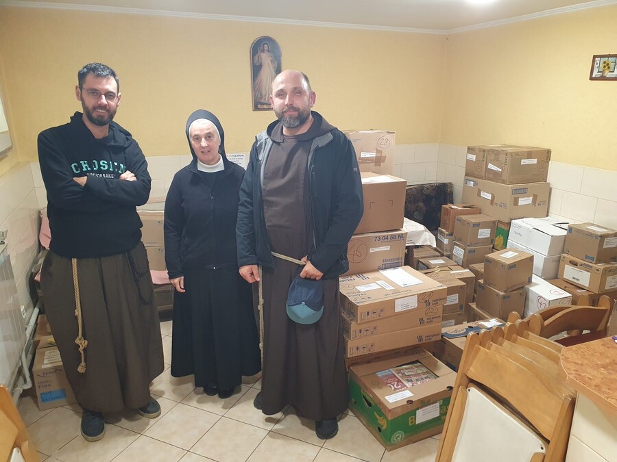 Von Lemberg aus werden die Hilfsgüter der Kapuziner weitertransportiert. Br. Sergiej und Sr. Maria nahmen die Lieferung von Br. Przemysław Poczynek (rechts), Guardian in Wr. Neustadt, entgegen. / Kapuziner Von Lemberg aus werden die Hilfsgüter der Kapuziner weitertransportiert. Br. Sergiej und Sr. Maria nahmen die Lieferung von Br. Przemysław Poczynek (rechts), Guardian in Wr. Neustadt, entgegen.