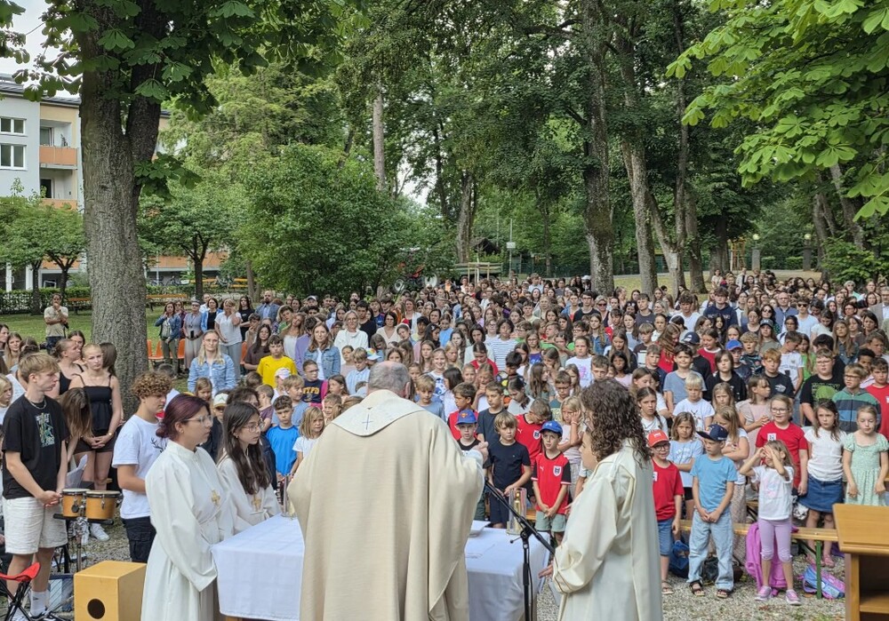 Festakt Franziskanerinnen Amstetten / Kirche bunt/Wolfang Zarl Festakt Franziskanerinnen Amstetten