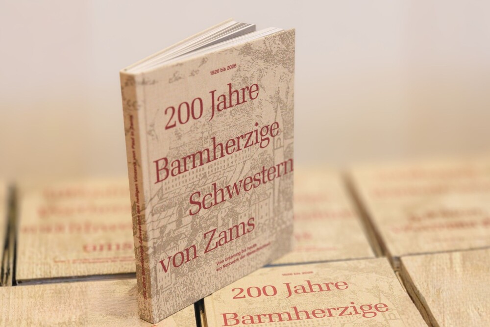 Die Festschrift zu 200 Jahren Barmherzige Schwestern von Zams, die anlässlich des Jubiläums präsentiert wurde