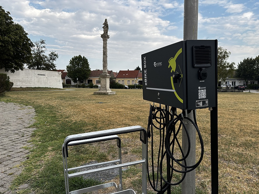Noch im August 2026 soll die erste E-Bike-Ladestelle vor der Basilika Frauenkirchen eröffnet werden. / Jutta Steiner/Kathpress Noch im August 2026 soll die erste E-Bike-Ladestelle vor der Basilika Frauenkirchen eröffnet werden.