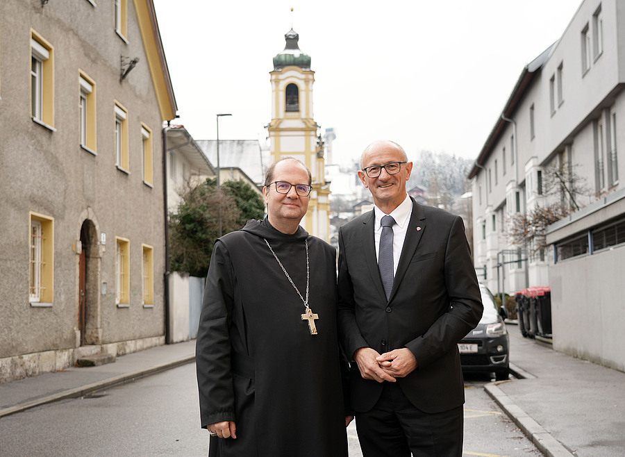 Landeshauptmann Anton Mattle gratulierte im Rahmen des vorweihnachtlichen Treffens Abtpräses Jeremias Schröder zum 60. Geburtstag.