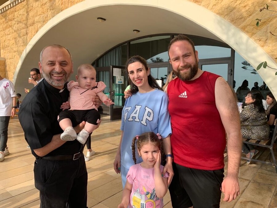 Christina mit ihrer Familie und Pater Simon Zakerian SDB vor dem Don Bosco Zentrum in Beirut.