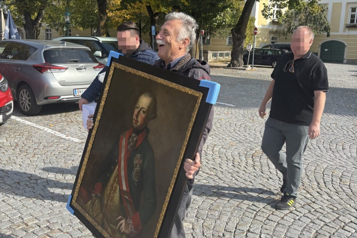 Direktor Josef Glanz trägt das wiedergefundene Gemälde zurück zum Klostergasthof.
