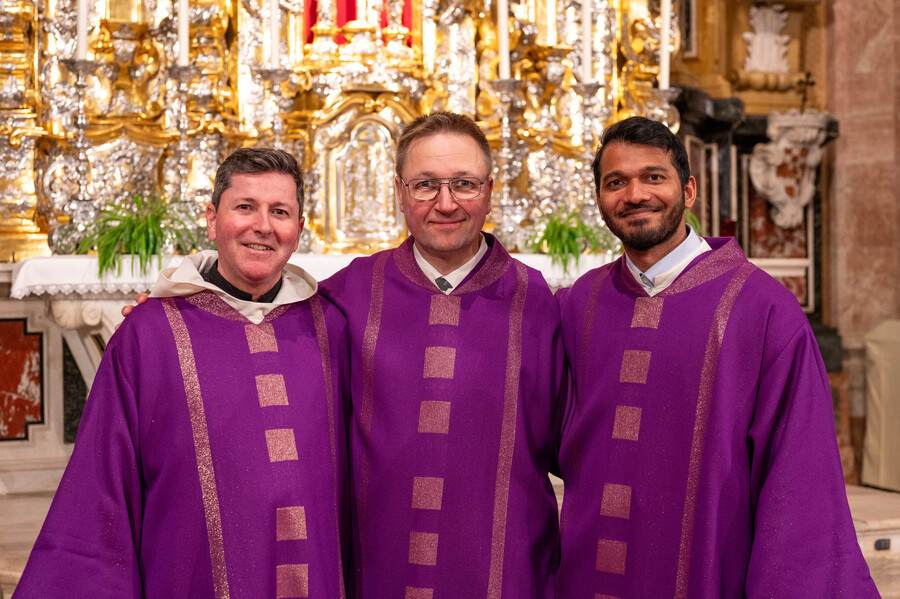 P. Lukas Agerer, Johannes Seidel und Stephen Dsouza (v.l.) wurden im Innsbrucker Dom zu Diakonen geweiht. 