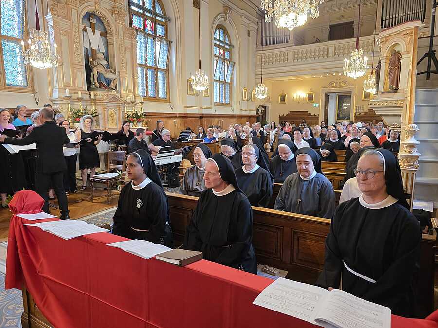 Anlässlich der Ewigen Profess kamen zahlreiche Mitfeiernde ins Wiener Hartmannkloster. / Franziskanerinnen von der christlichen Liebe Anlässlich der Ewigen Profess kamen zahlreiche Mitfeiernde ins Wiener Hartmannkloster.