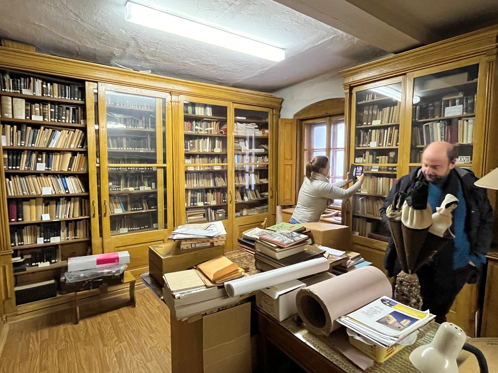 Abb. 2: Erstbesichtigung in der Karmelitinnenbibliothek Gmunden im Jahr 2023 / © Diözesanbibliothek/KU Linz Abb. 2: Erstbesichtigung in der Karmelitinnenbibliothek Gmunden im Jahr 2023
