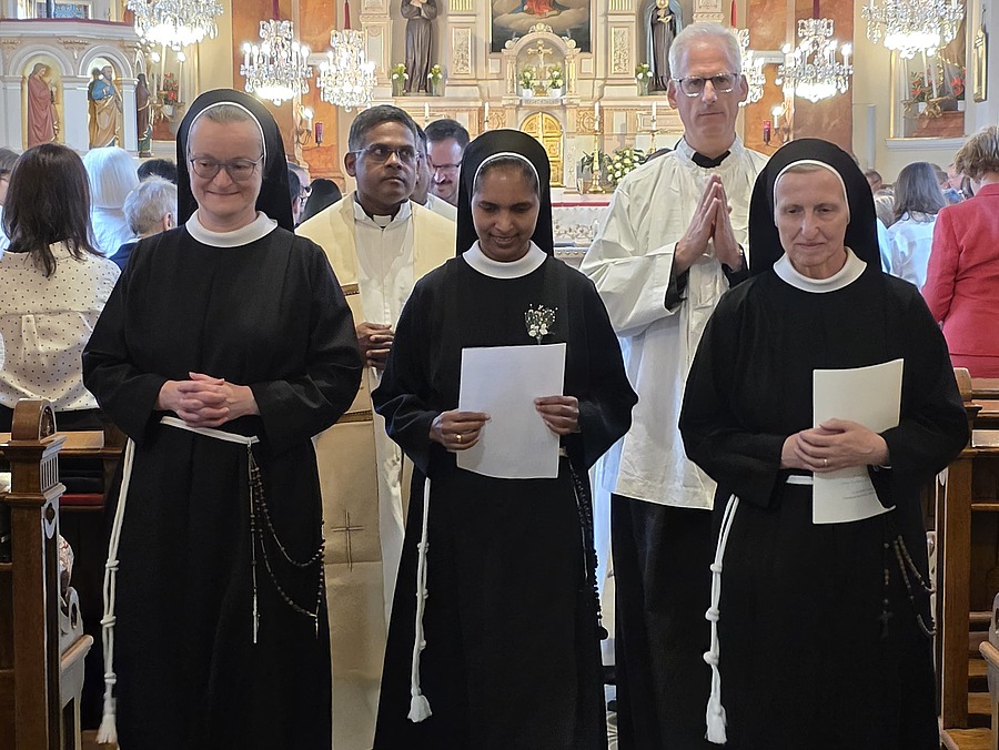 Sr. M. Monikka Aliyas (Mitte) legte ihre Ewige Profess in die Hände von Generaloberin Sr. M. Birgit Dorfmair (r.) ab. Hier außerdem im Bild zu sehen: Sr. Faustyna Kadzielawa (l.). / Franziskanerinnen von der christlichen Liebe Sr. M. Monikka Aliyas (Mitte) legte ihre Ewige Profess in die Hände von Generaloberin Sr. M. Birgit Dorfmair (r.) ab. Hier außerdem im Bild zu sehen: Sr. Faustyna Kadzielawa (l.).