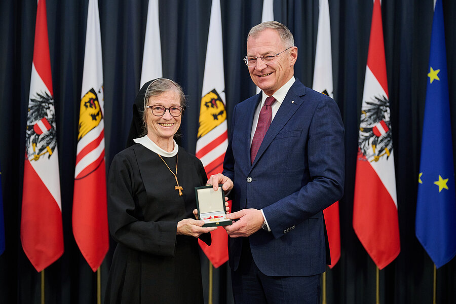 Sr. Agnes Mairhofer wurde von Landeshauptmann Thomas Stelzer für ihr Wirken in Kasachstan ausgezeichnet. / Land Oberösterreich/Peter Mayr Sr. Agnes Mairhofer wurde von Landeshauptmann Thomas Stelzer für ihr Wirken in Kasachstan ausgezeichnet.