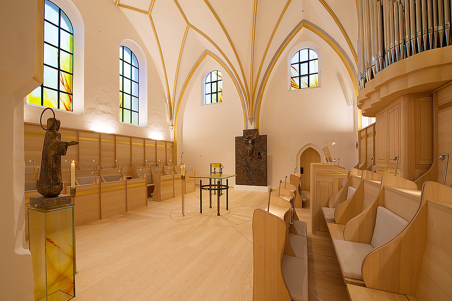 Einer der Lieblingsräume von Br. Thomas Hessler: die Chorkapelle der Benediktinerinnenabtei Frauenwörth auf der Fraueninsel im Chiemsee. / Europakloster Gut Aich/Susanne Windischbauer Einer der Lieblingsräume von Br. Thomas Hessler: die Chorkapelle der Benediktinerinnenabtei Frauenwörth auf der Fraueninsel im Chiemsee.
