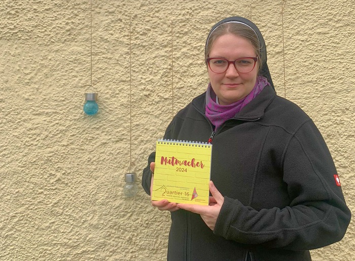 Quartier 16-Hausleiterin Sr. Ida Vorel mit dem „Mutmacher-Kalender“ 2024.