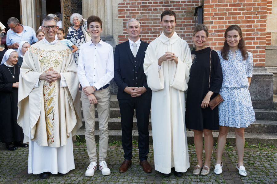 Im Beisein von Familie und Freunden aus Belgien und den Niederlanden empfing Fr. Jonas Peeters den weißen Chormantel.