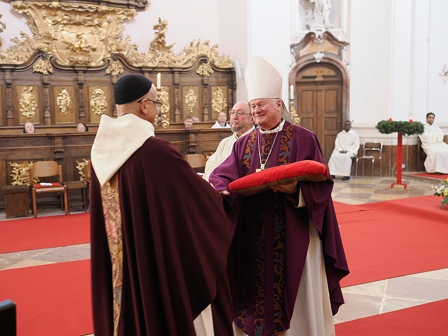 Abt Samuel Lauras übergab Bischof Manfred Scheuer die Schlüssel des Stifts Engelszell.