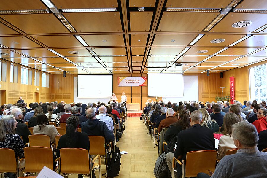 Rund 400 Teilnehmer:innen aus Österreich, Italien, Südtirol, der Schweiz und Deutschland waren bei der Österreichischen Pastoraltagung dabei.