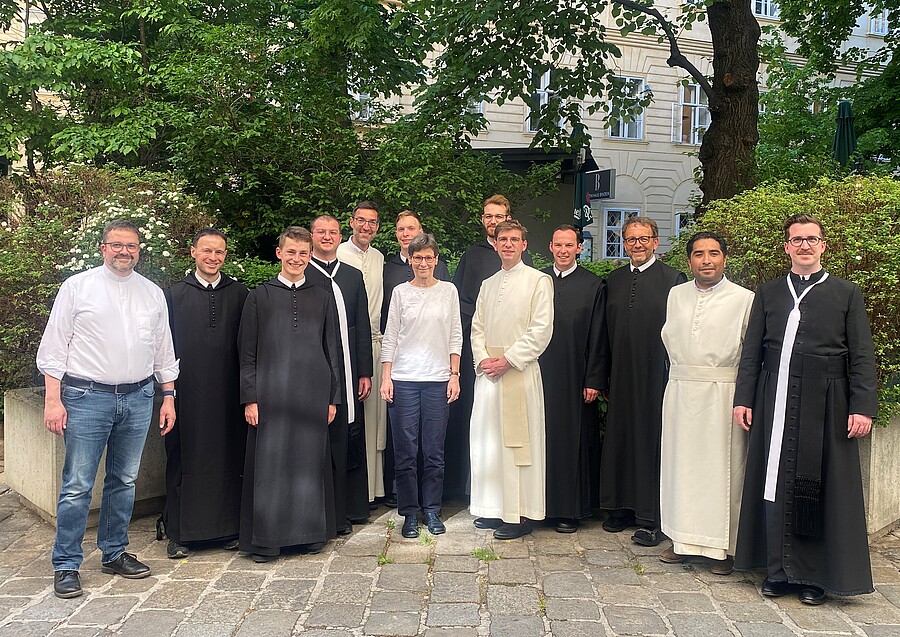 Von 27. April bis 2. Mai 2025 fand die Novizenwoche statt. Dabei stand auch ein Besuch im Büro der Österreichischen Ordenskonferenz bei Generalsekretärin Sr. Christine Rod auf dem Programm. / ÖOK/tb Von 27. April bis 2. Mai 2025 fand die Novizenwoche statt. Dabei stand auch ein Besuch im Büro der Österreichischen Ordenskonferenz bei Generalsekretärin Sr. Christine Rod auf dem Programm.