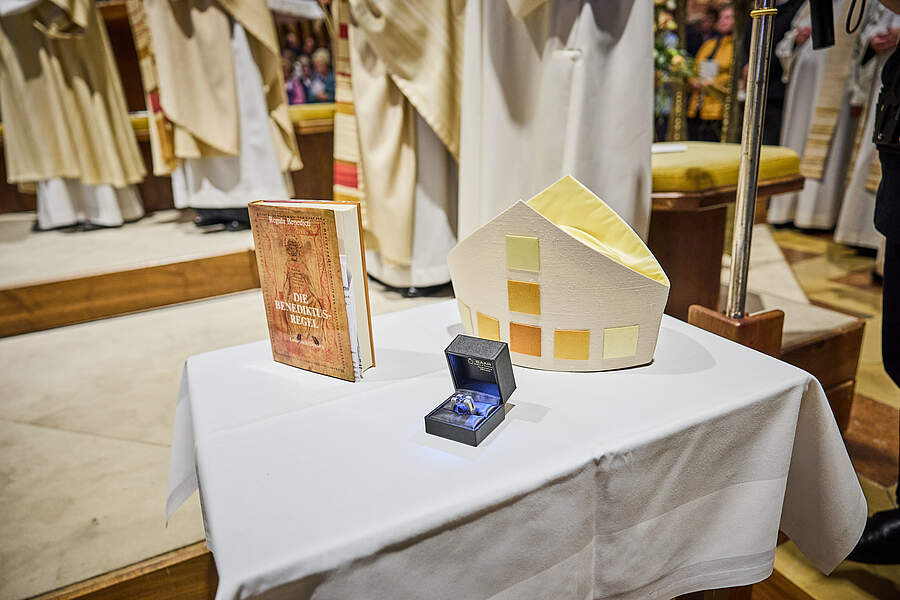 Bei der Überreichung der Insignien – Abtring, Abtsstab und Mitra – erinnerte Weihbischof Leichtfried an die Aufträge des Abtes nach der Ordensregel. / Franz Gleiß Bei der Überreichung der Insignien – Abtring, Abtsstab und Mitra – erinnerte Weihbischof Leichtfried an die Aufträge des Abtes nach der Ordensregel.