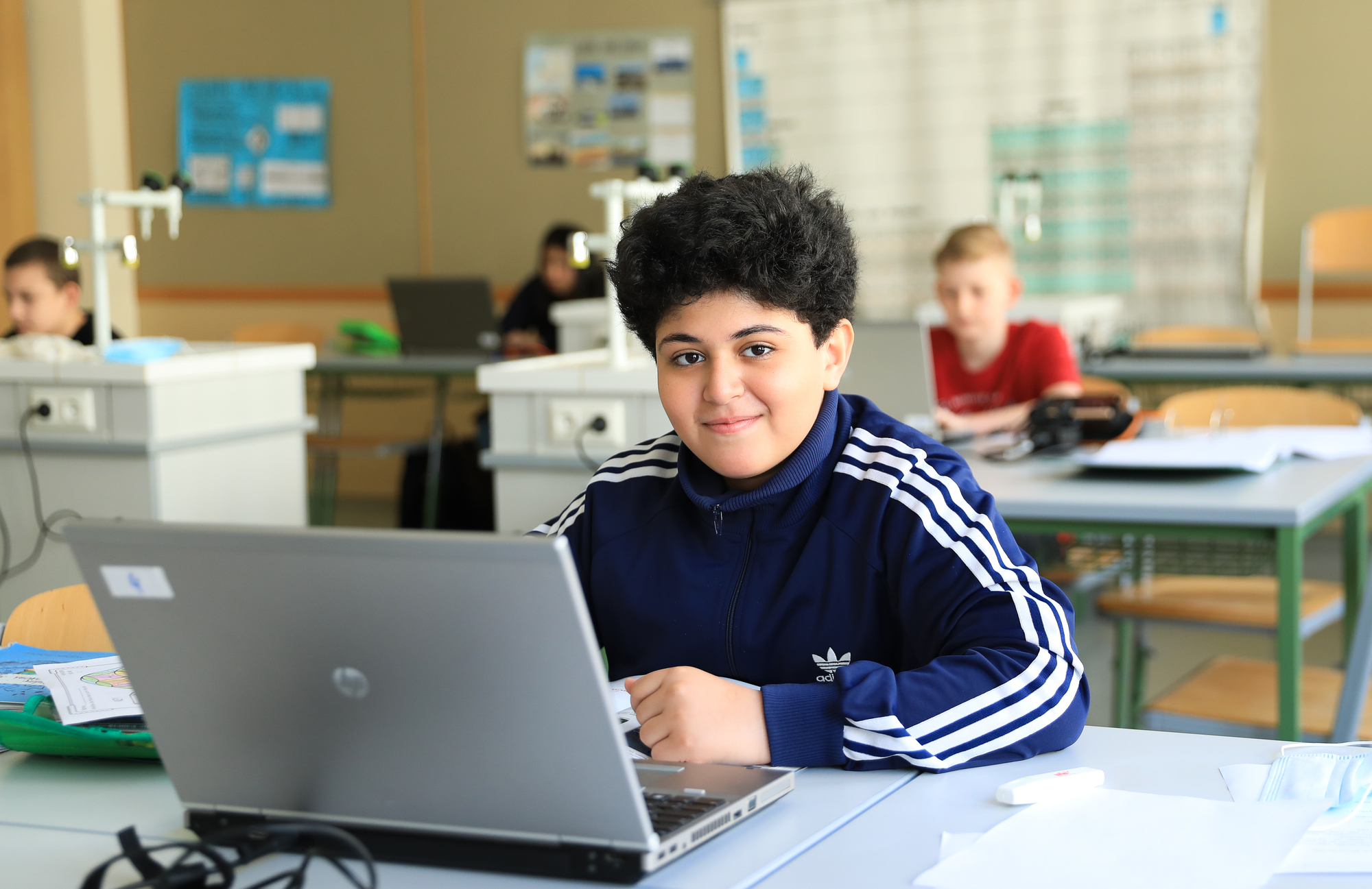Schüler mit einem Laptop im Klassenzimmer