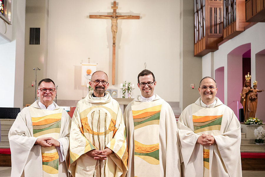 Freuten sich mit P. Peter Rinderer (3.v.l.): der bisherige Provinzial P. Siegfried Kettner, Regionalrat Don Roman Jachimowicz und Don Rafael Bejarano, Generalrat für Jugendpastoral (v.l.). / Erzdiözese Wien/Schönlaub Freuten sich mit P. Peter Rinderer (3.v.l.): der bisherige Provinzial P. Siegfried Kettner, Regionalrat Don Roman Jachimowicz und Don Rafael Bejarano, Generalrat für Jugendpastoral (v.l.).