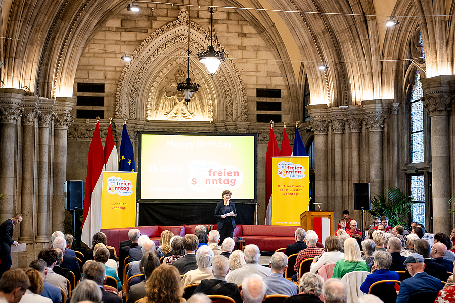 Zahlreiche Vertreterinnen und Vertreter der Kirchen, der Gewerkschaften und zivilgesellschaftlicher Organisationen waren beim Festakt zum 25-Jahr-Jubiläum der „Allianz für den freien Sonntag Österreich“, darunter auch Sr. Anneliese Herzig, Leiterin d