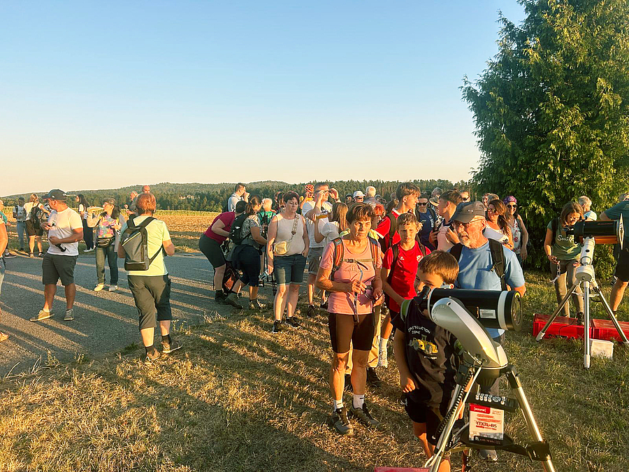 Bei Winkl am Kreuz am Sattelweg beobachteten die Teilnehmer:innen die partielle Sonnenfinsternis. / Diözesansportgemeinschaft/Zarl Bei Winkl am Kreuz am Sattelweg beobachteten die Teilnehmer:innen die partielle Sonnenfinsternis.