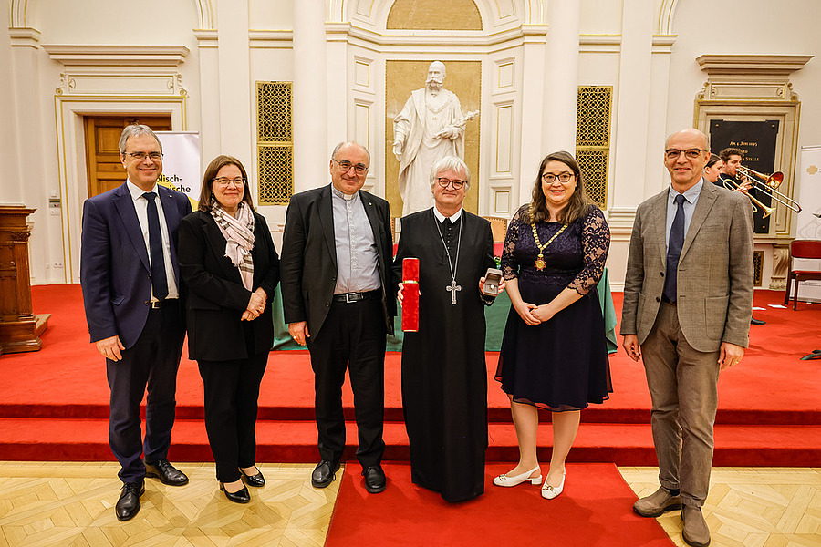 Freuten sich mit Abt Gerhard Hafner (v.l.): Rektor Peter Riedler, Kirchenhistorikerin Michaela Sohn-Kronthaler, Bischof Wilhelm Krautwaschl, Dekanin Katharina Pyschny und der frühere Dekan Peter Ebenbauer.
