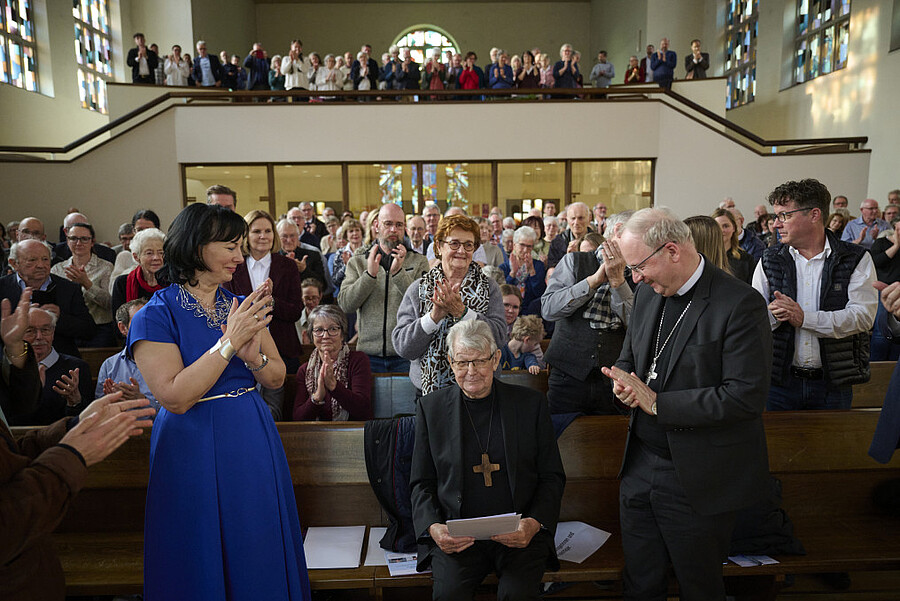 Unter die Schar der Gratulant:innen mischte sich auch eine Abordnung der Diözese Feldkirch mit Bischof Benno Elbs an der Spitze.