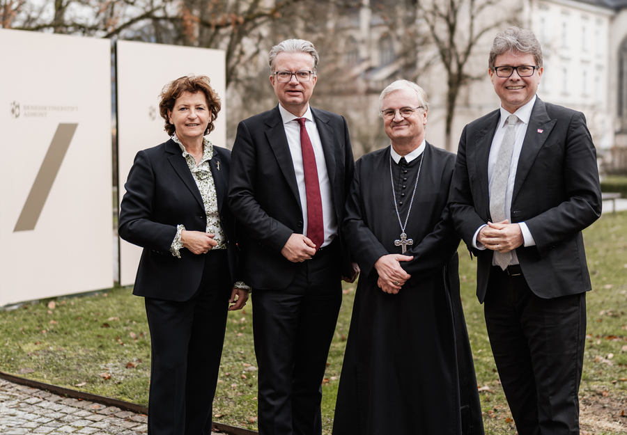 Abt Gerhard Hafner (3.v.l.) begrüßte zum Festakt und Gottesdienst auch Landesrätin Ursula Lackner, Landeshauptmann Christoph Drexler und Bildungsminister Martin Polaschek (v.l.).