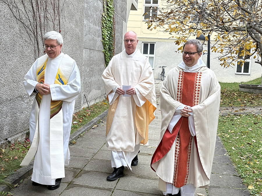 P. Josef Maureder, Provinzial P. Thomas Hollweck und P. Sebastian Maly (v.l.) auf dem Weg in die Kirche in Wien.