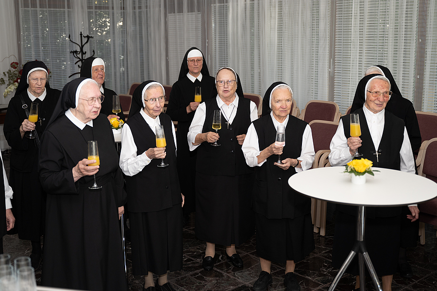 Sektempfang und Festessen rundeten die Jubiläumsfeierlichkeiten der Schwestern vom Göttlichen Erlöser ab. / Schwestern vom Göttlichen Erlöser Sektempfang und Festessen rundeten die Jubiläumsfeierlichkeiten der Schwestern vom Göttlichen Erlöser ab.