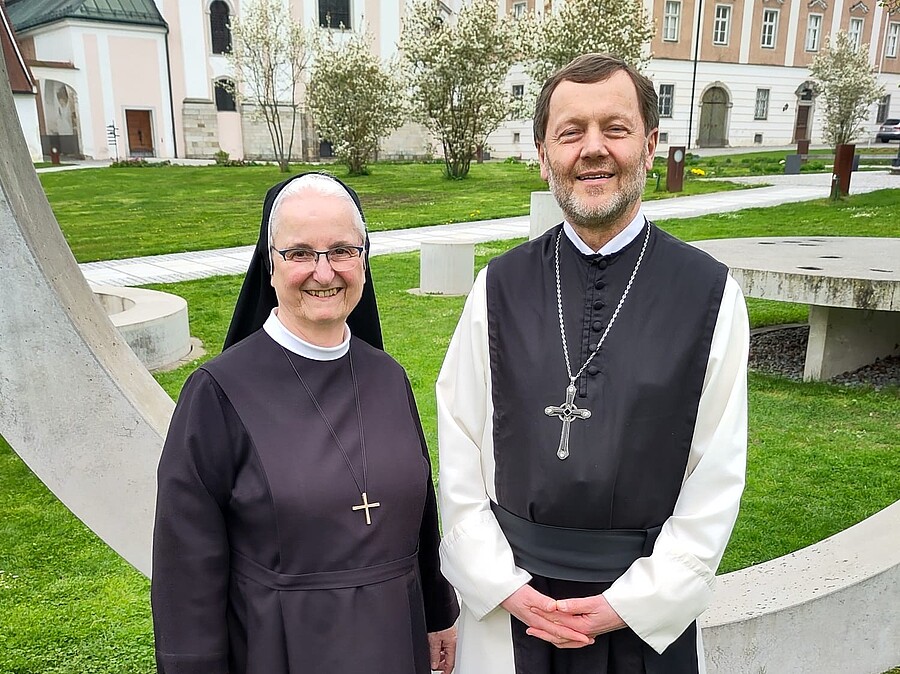 Das Leitungsteam der Ordenskonferenz der Diözese Linz (v.l.): Sr. Petra Car (Zweite Vorsitzende) und Abt Reinhold Dessl (Erster Vorsitzender).