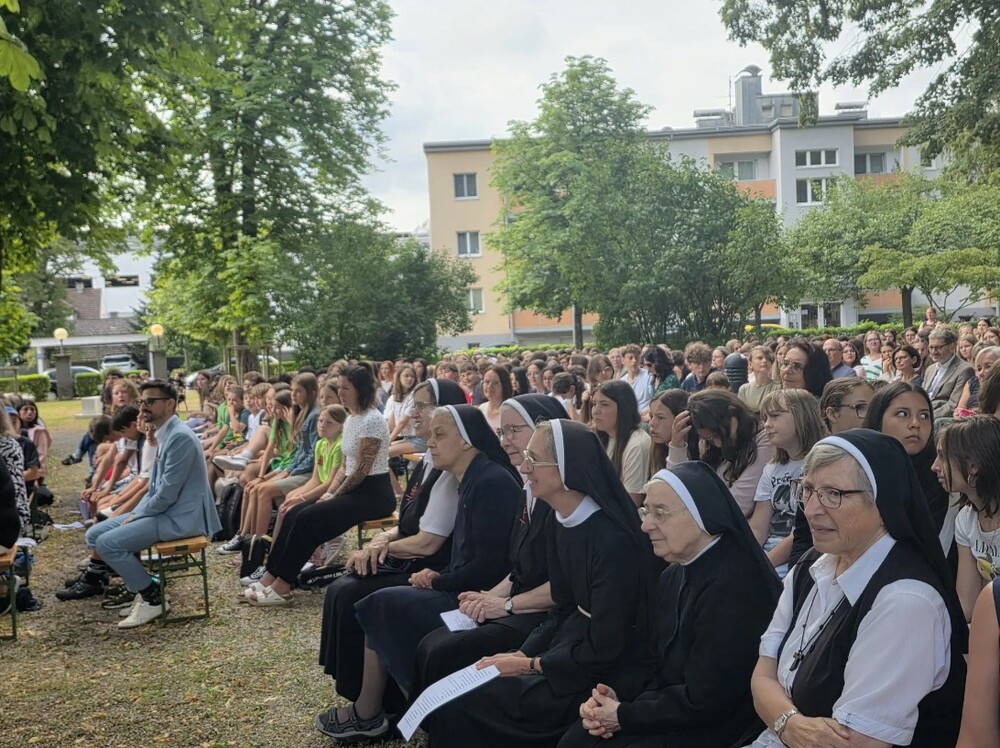 Festakt Franziskanerinnen Amstetten / Kirche bunt/Wolfang Zarl Festakt Franziskanerinnen Amstetten