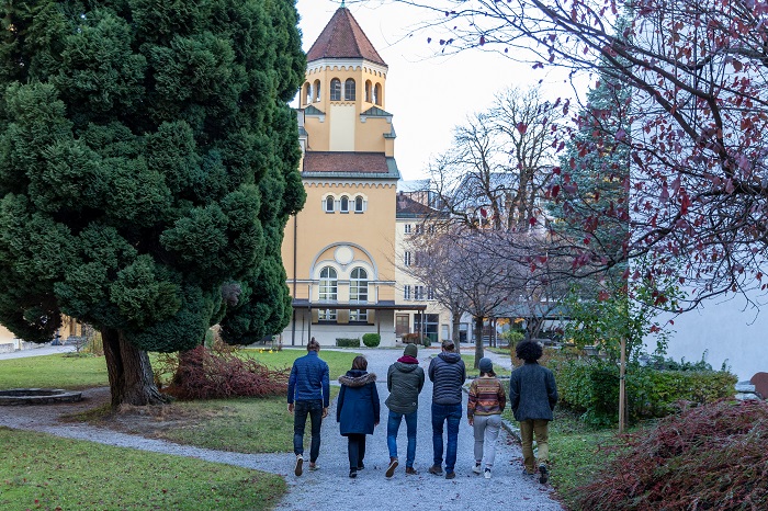 Innsbruck, Österreich – 7. November 2021:  P. Helmut Schumacher SJ (3vR) im Gespräch mit jungen Menschen im  Garten des Jesuitenkollegs, welches auch von der Zukunftswerkstatt genutzt wird.

HINWEIS: ALLE RECHTE  DER ABGEBILDETEN PERSONEN SIND ZUR VE