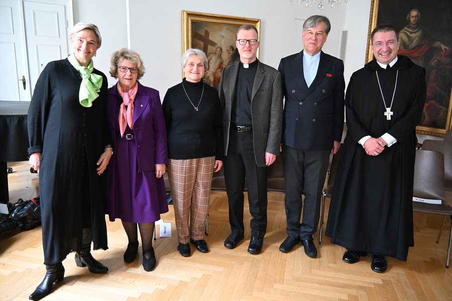 Pater Hans Zollner und Mitglieder der 'Klasnic-Kommission' sowie der kirchlichen 'Stiftung Opferschutz'