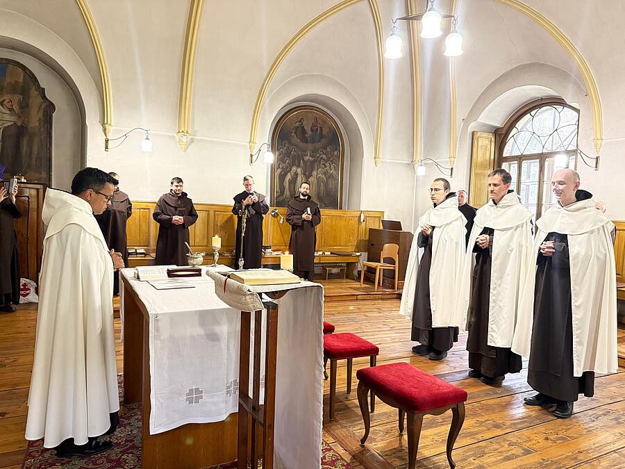 Bei einer Andacht in der Hauskapelle, der Provinzial P. Paul Saji Bavakkat vorstand, wurden fr. David, fr. Blasius und fr. Tobias in das Noviziat aufgenommen.