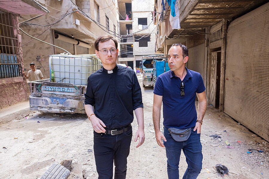 Jesuitenpater Gerald Baumgartner (l.) gab einem Team von Missio Österreich, darunter Chefredakteur Christoph Lehermayr (r.), Einblicke in sein Leben in Syrien.
