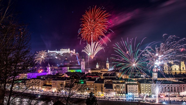 Blick vom Kapuzinerberg auf Feuerwerk von der Festung.