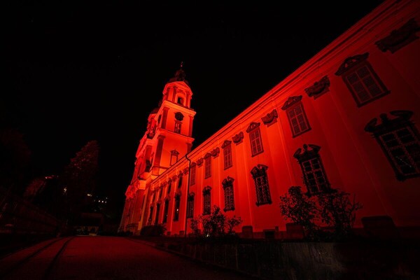 Stiftsbasilika St. Florian in rotem Licht