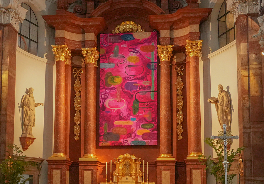 In der Innsbrucker Jesuitenkirche ist das Gemälde „BLABABELS“ von Ronald Kodritsch zu sehen.