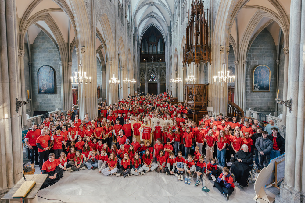 Gruppenfoto in der Stiftskirche